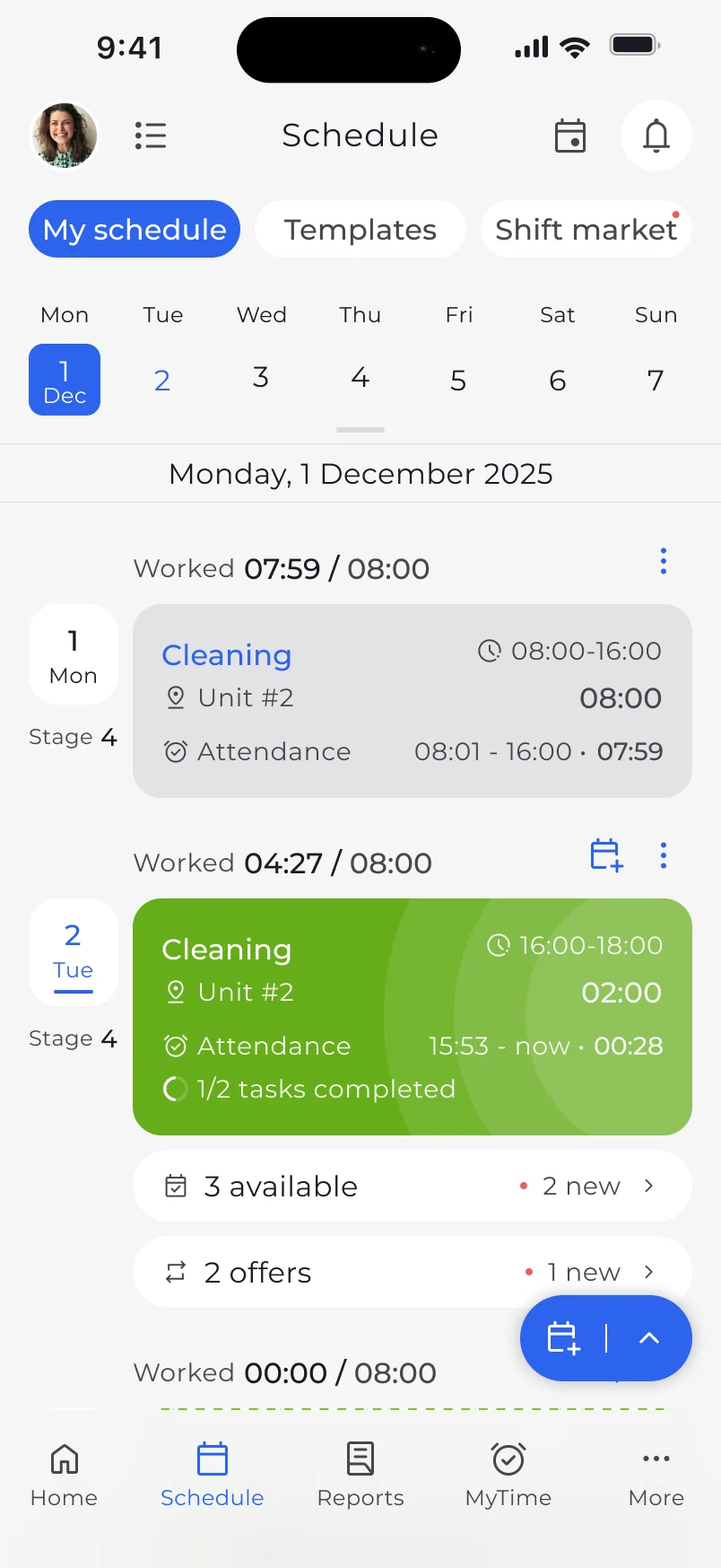 Pracownik przegląda swój grafik w aplikacji mobilnej MyTimePlan